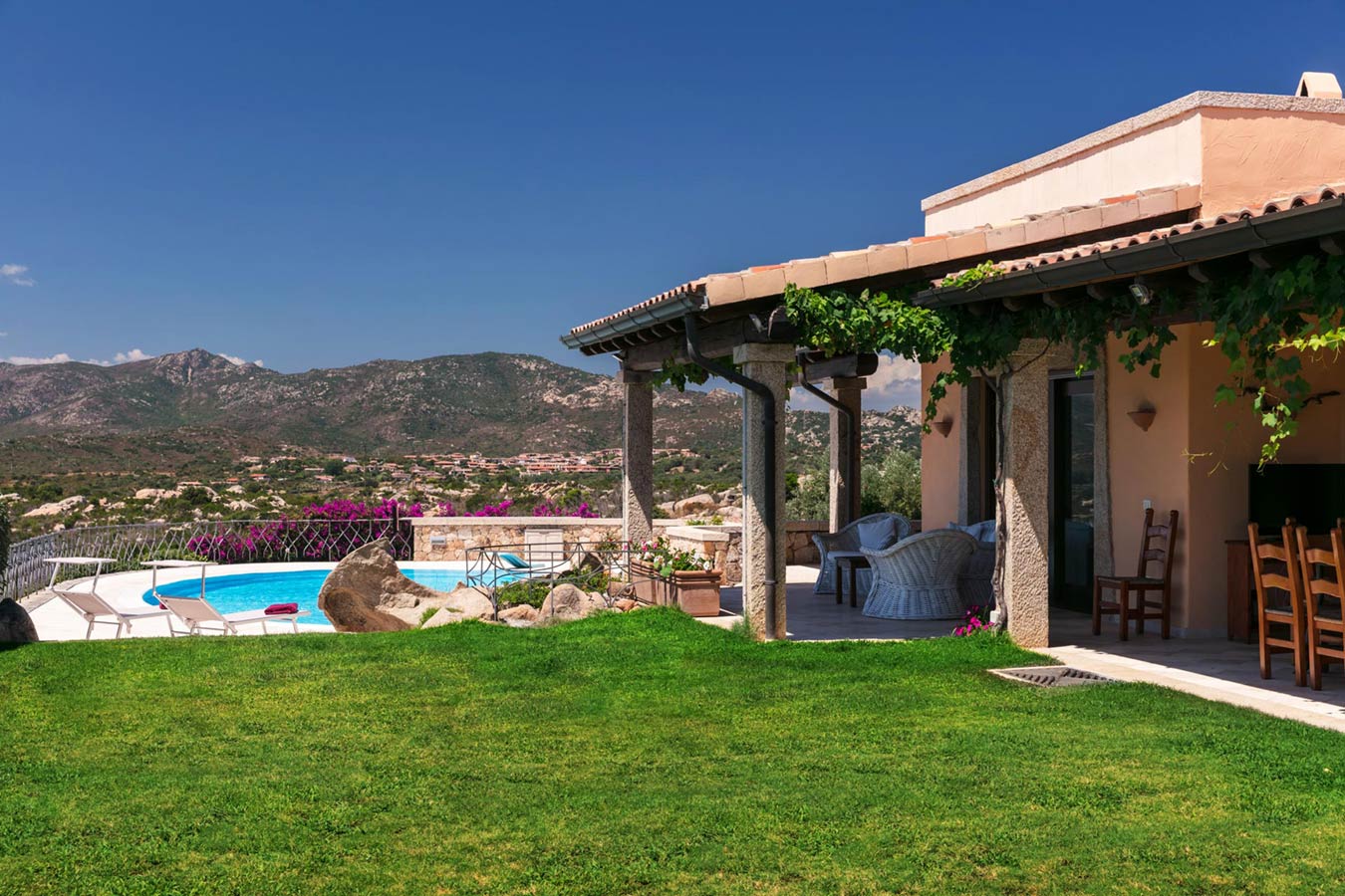 Villa Sarda - Mediterranien Real Estate with a swimming pool on Sardinia, Italia