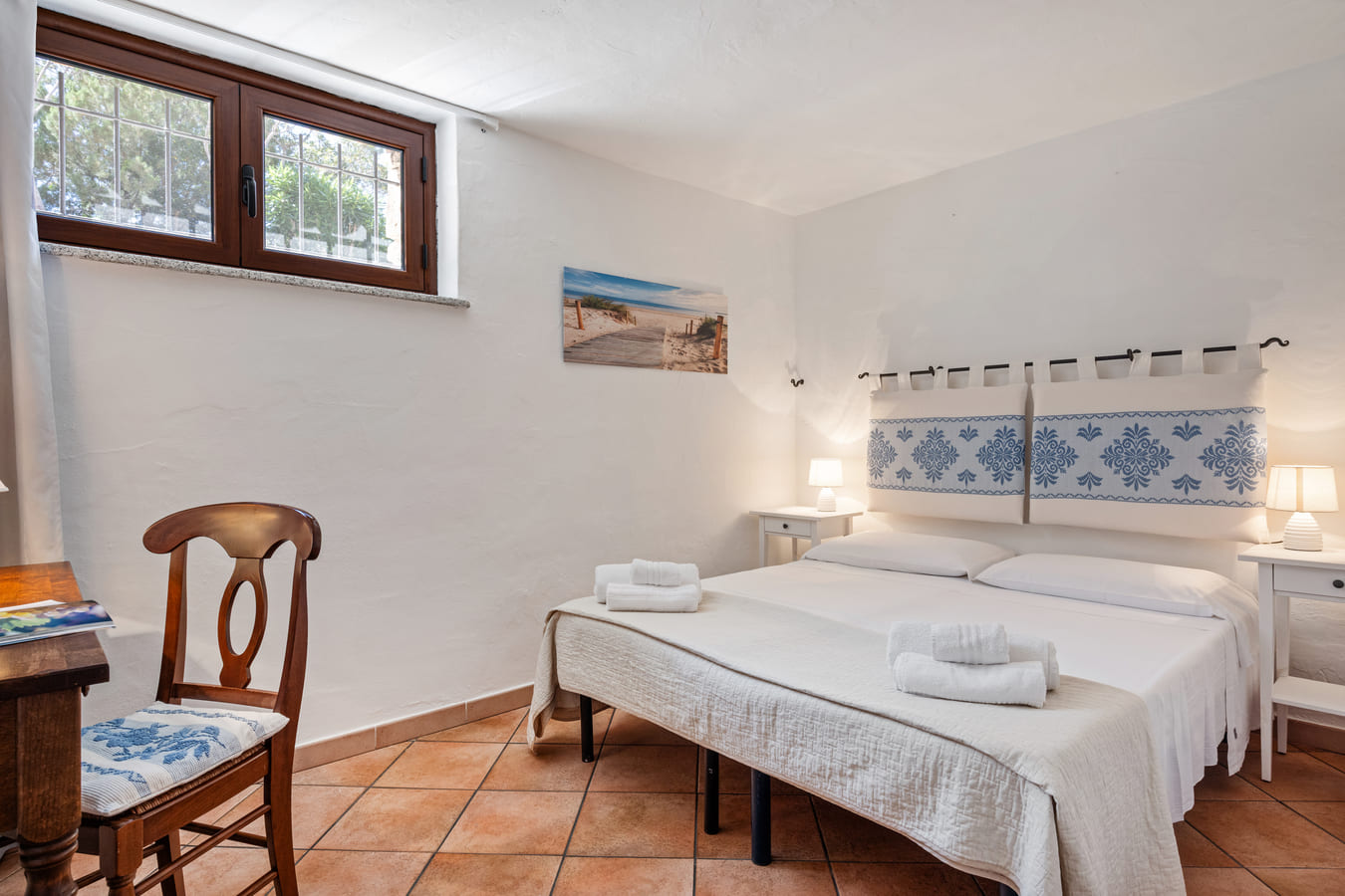 Double bedroom with traditional furniture and window