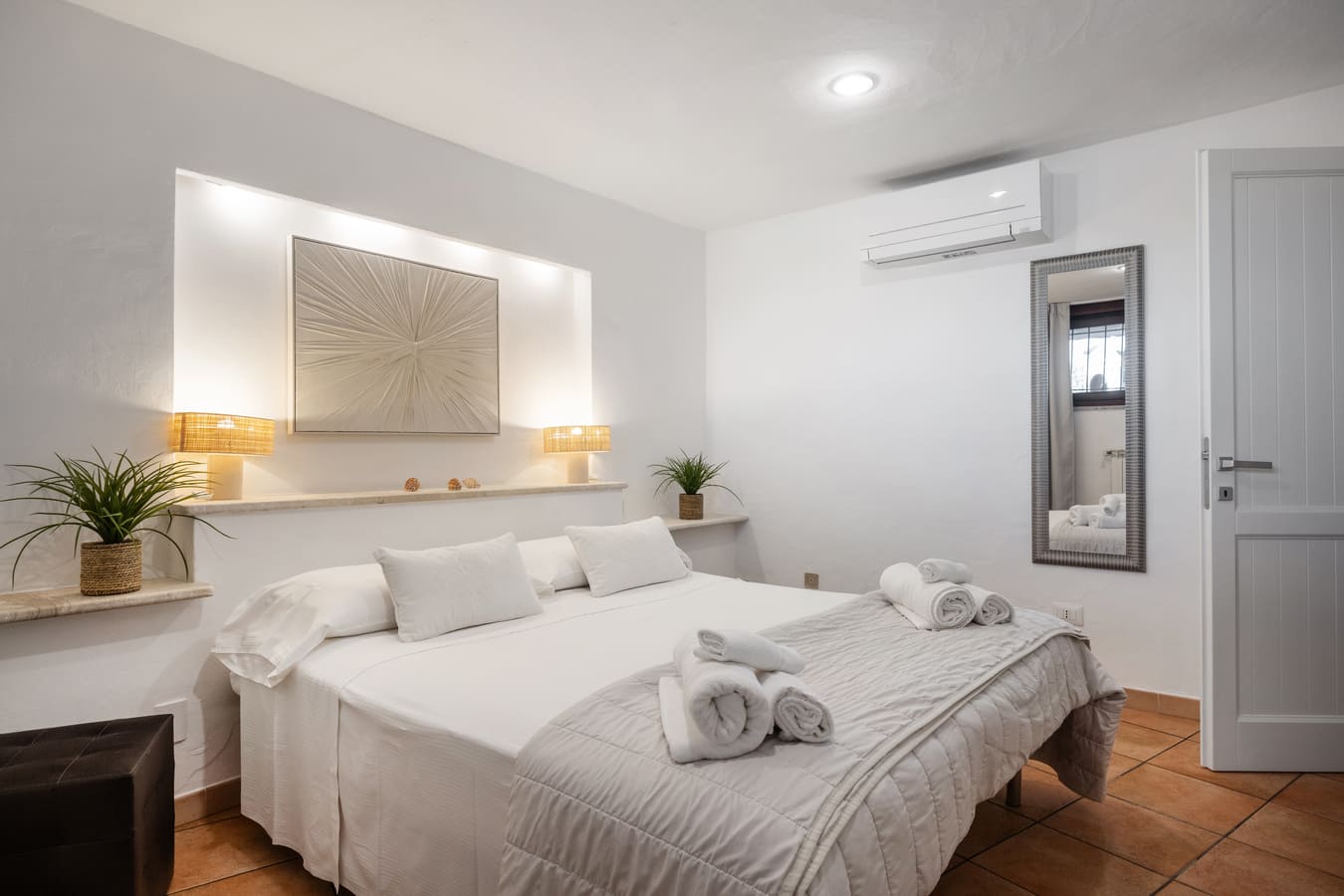 Bright modern double bedroom with air conditioning