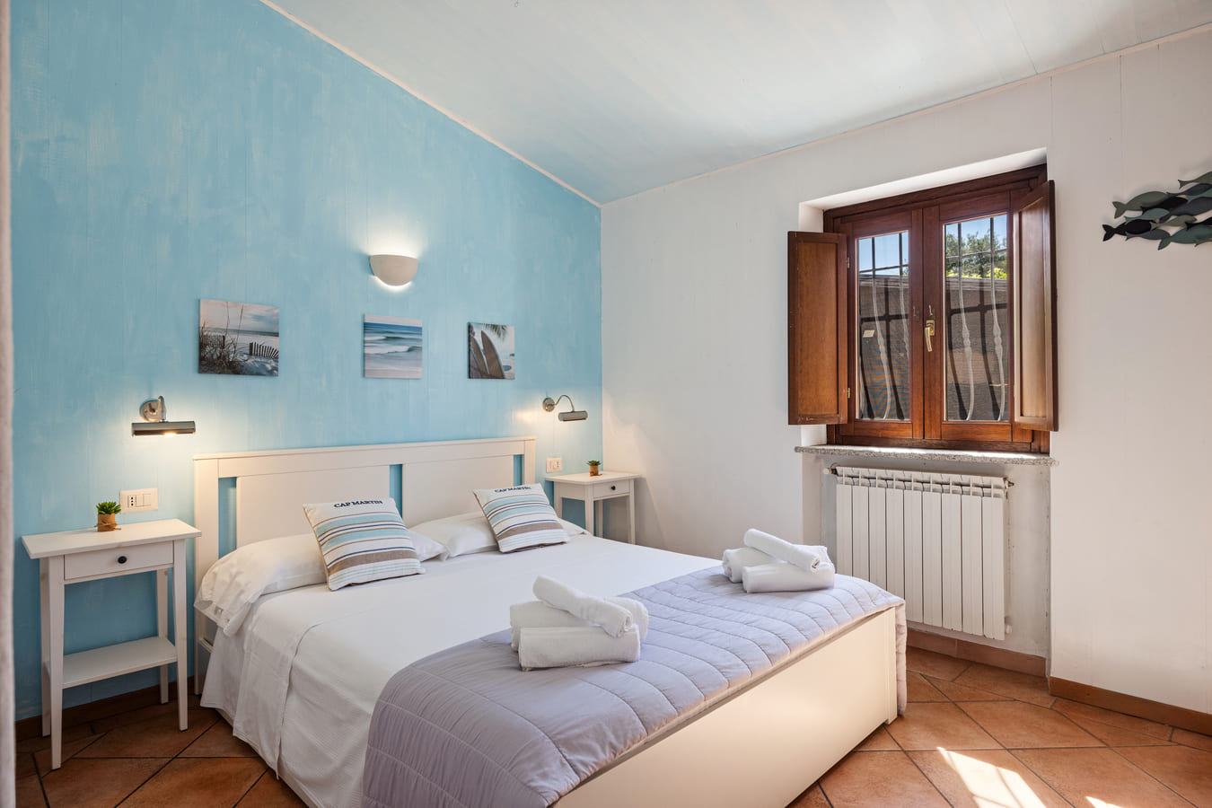 Double bedroom with blue wall