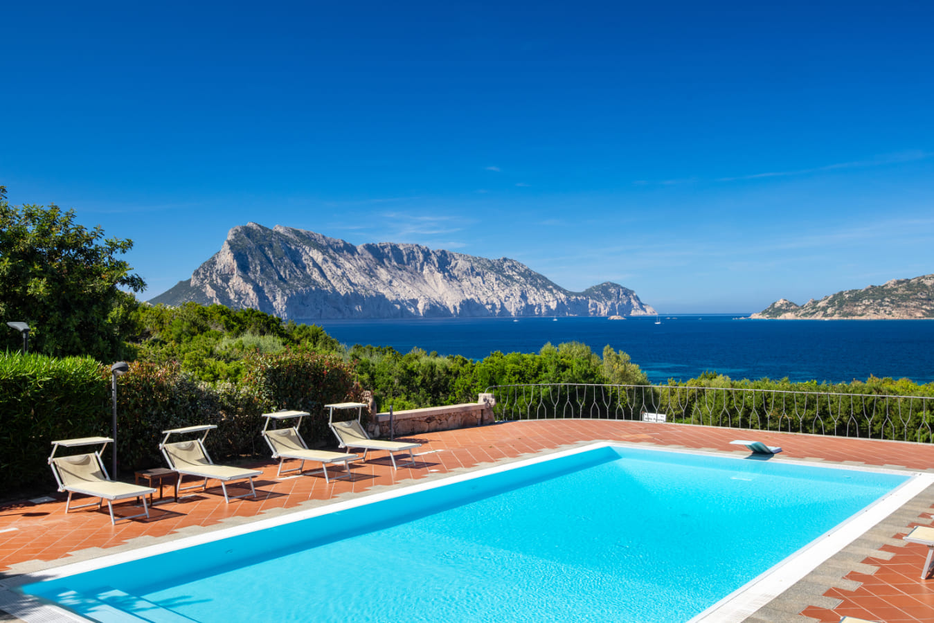 Piscina con vista mare e montagne