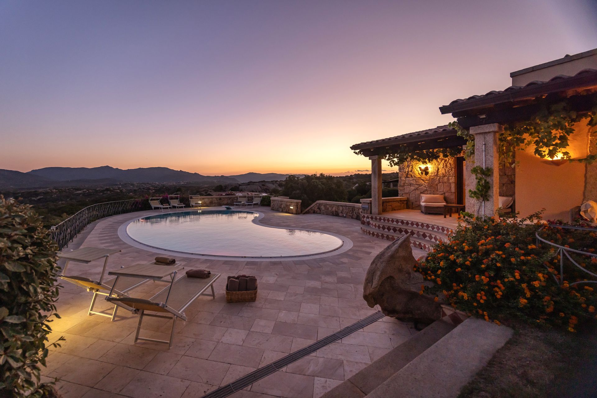 Piscina di Villa Ginepro al tramonto